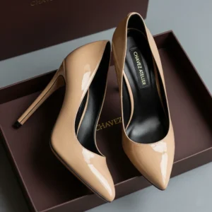 Stiletto artesanal en charol beige con acabado brillante, taco alto de 12 cm, forro nude y suela color arena; elegante y femenino, ideal para mujeres profesionales.