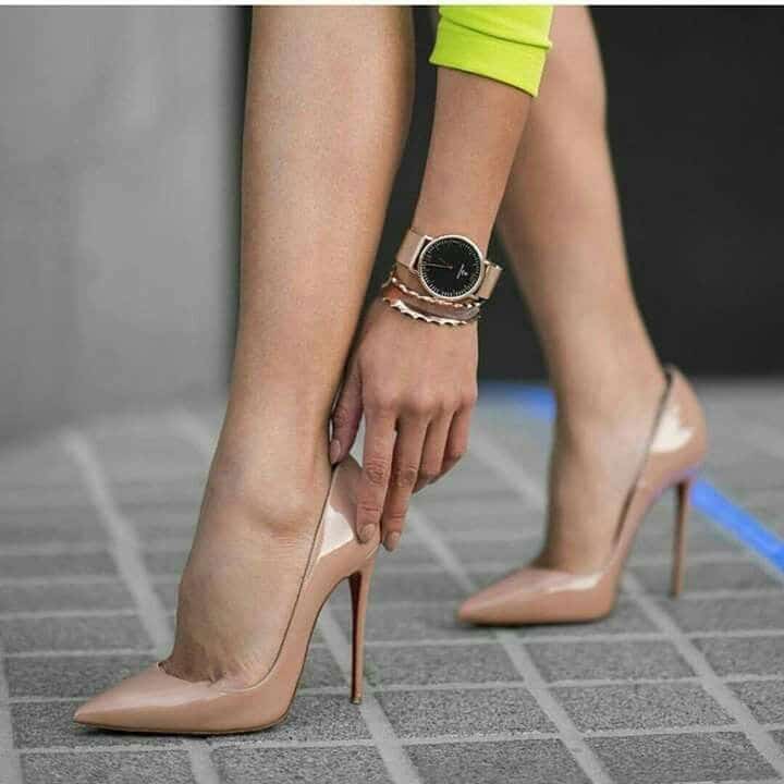 Camille – Stiletto beige en charol brillante | Edición Trujillo